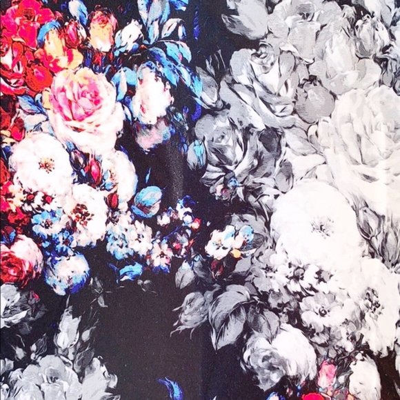 A&F | Floral BW & Color Zipped Crop Top - Picture 6 of 8